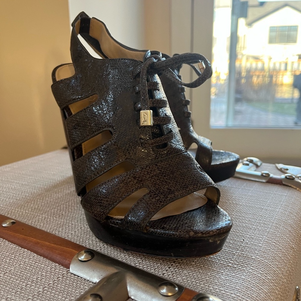 Gorgeous like new leather 4-5 inch heel